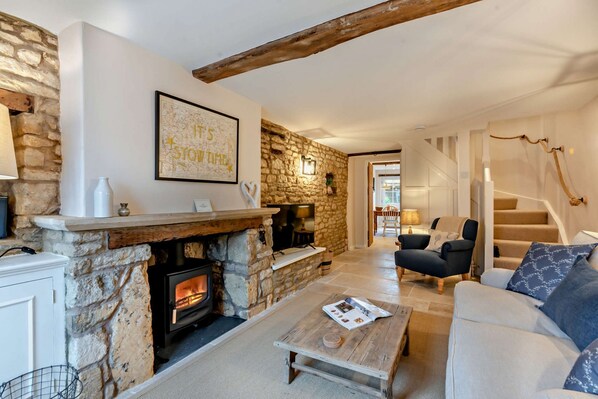 Little Cottage Sitting Room - StayCotswold