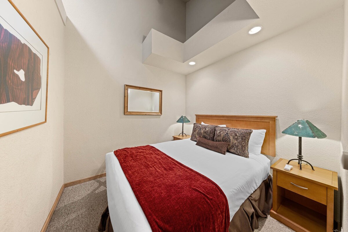 NEW LISTING!! Palisades Tahoe Lodge Upgraded Loft Ski-in/out#356
