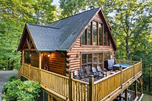 A tranquil cabin retreat tucked into the wooded mountain side