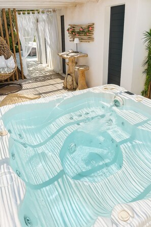 Outdoor spa tub