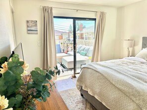 Lots of natural light and a Pizza oven on the relaxing deck
