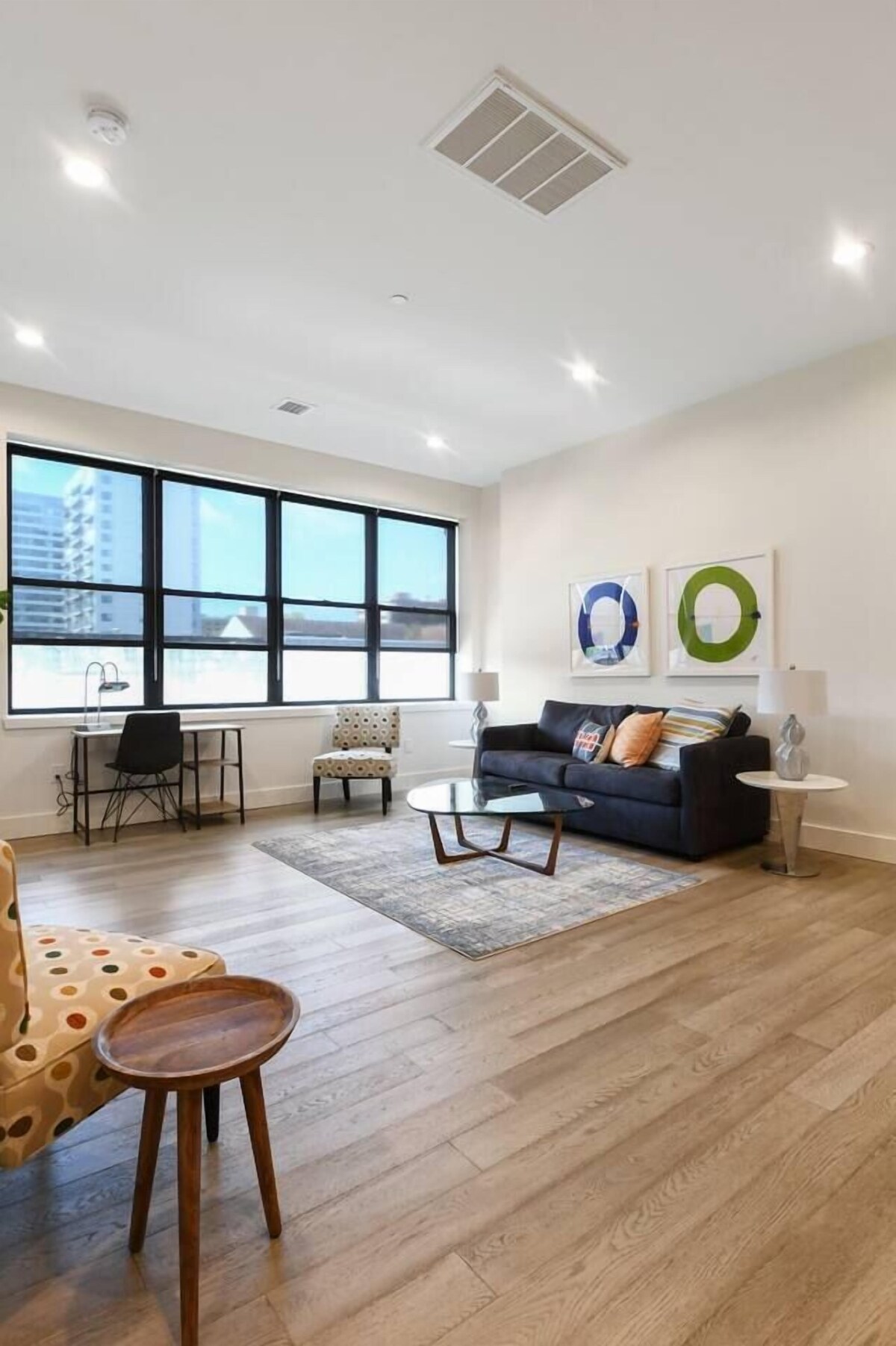 Funky ! 2BR Lux ! Free parking! 30 min to NYC