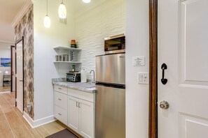 Kitchenette | Cooking Basics | Toaster Oven | Hot Plate