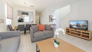 The open floorplan connects the living area, the dining area and the kitchen.