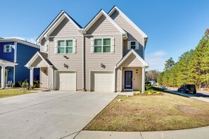 2-Story Townhome | 6 Mi to Zoo Atlanta