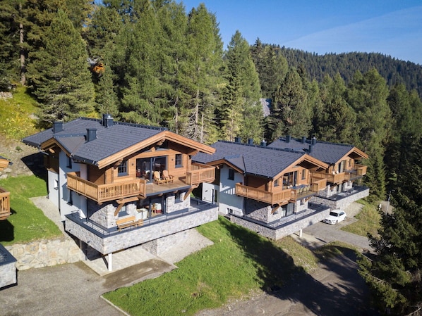 Pflanze, Gebäude, Himmel, Fenster, Baum, Haus, Grundstueck, Hütte, Natürliche Landschaft, Holz