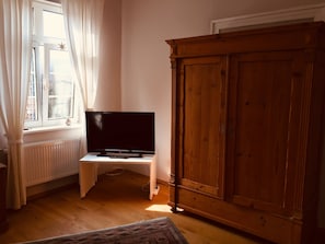 Doppelzimmer Altenburg mit Gemeinschaftsbadezimmer, max. 2 Personen-Zimmerausstattung