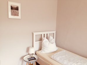 Doppelzimmer Altenburg mit Gemeinschaftsbadezimmer, max. 2 Personen-Bett