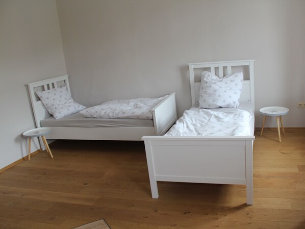 Doppelzimmer Altenburg mit Gemeinschaftsbadezimmer, max. 2 Personen-Doppelzimmer Altenburg