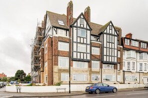It's only a 2-min walk to beach & near the iconic Walpole Bay Hotel