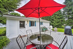 Back Deck w/ Grill