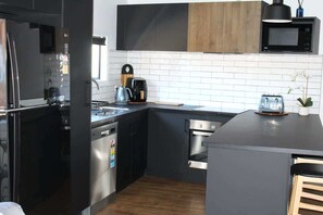 All modern appliances 