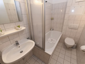Badezimmer mit Duschwanne