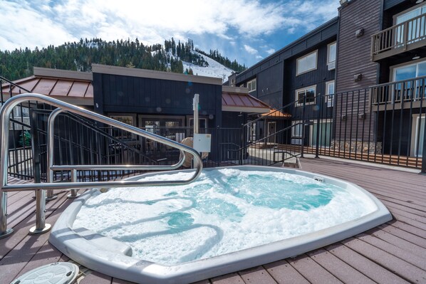 Bain à remous extérieur
