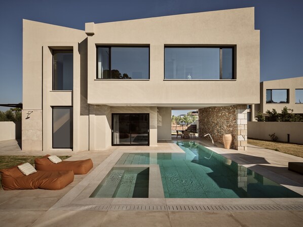 An iconic villa, with ample outdoor grounds, private pool 