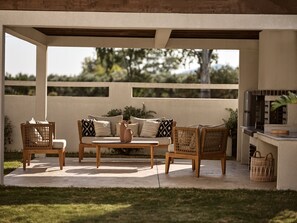 Multiple outdoor lounge & gathering spots are available. 