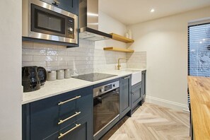 Driftwood Apartment, Whitby - Host & Stay