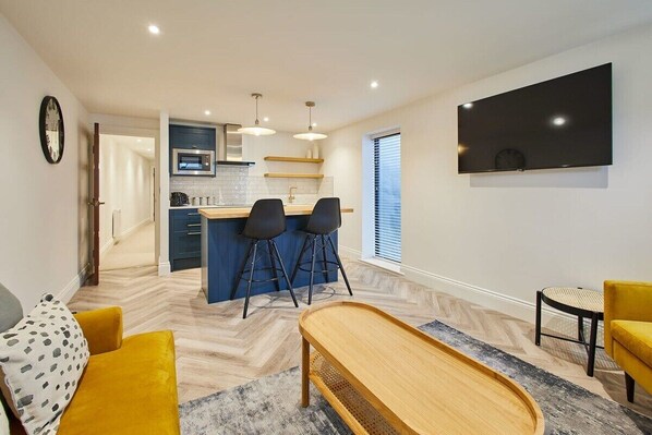 Driftwood Apartment, Whitby - Host & Stay