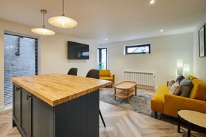 Driftwood Apartment, Whitby - Host & Stay