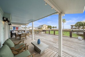 Spacious Deck - Overlooking The Canal