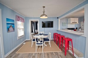 Dining / with Bar Seating