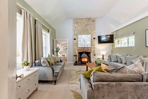 Lakeside House Sitting Room - StayCotswold