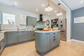 Lakeside House Kitchen - StayCotswold