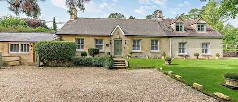 Lakeside House - StayCotswold