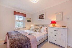 Myrtle House Bedroom 2 - StayCotswold