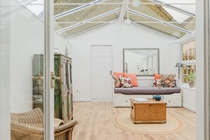Myrtle House Conservatory - StayCotswold
