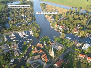 Links de wijk met vakantiehuis Marretoer. Links boven ziet u het natuurzwembad.