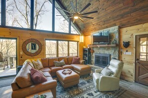 Living Room | Flat-Screen TV | Central Air Conditioning/Heat | Access to Deck