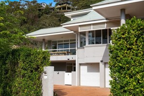 Tucked away behind manicured hedges, this beach house is the perfect getaway and has easy access with a large driveway and double garage. 
