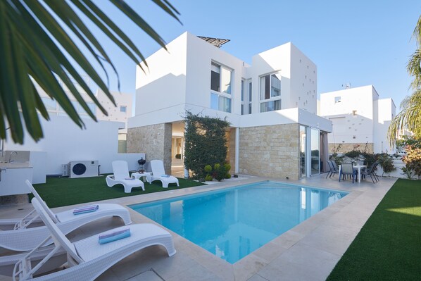 Villa Brooke, Luxury 3BDR Protaras Villa, Close to Fig Tree Bay Beach