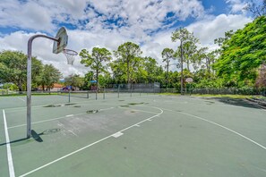 Community Amenities | Basketball Court | Tennis Court | Playground
