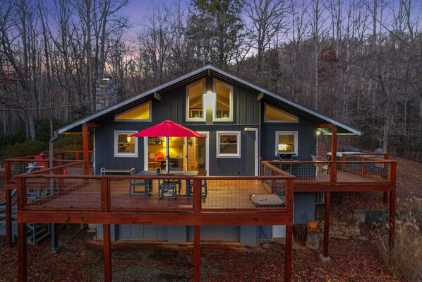 Beautifully renovated chalet on  over 3 acres and hikes within walking distance! You don't want to miss out on this gem.