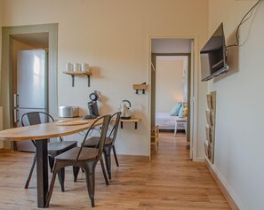 Vu du coin repas dans la cuisine vers la chambre.