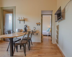 Vu du coin repas dans la cuisine vers la chambre.