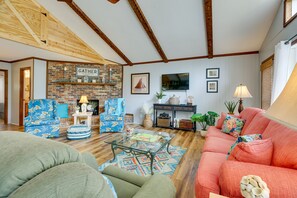 Living Area | Smart TV w/ Cable | Board Games | Queen Sleeper Sofa