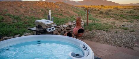 Outdoor spa tub