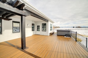 Private Deck & Hot Tub