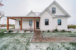 Exterior | Garage (1 Vehicle) | Driveway (6 Vehicles) | RV/Trailer Parking
