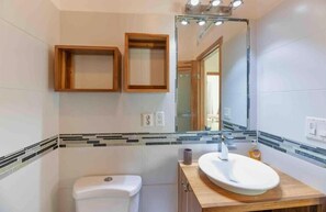 Sailfish Villa Restroom 2