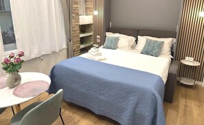 Bedroom: queen size bed