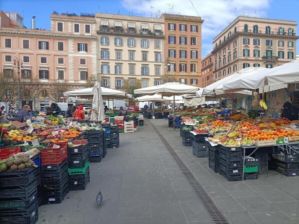 S.Cosimato square Market