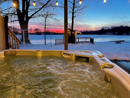 Outdoor spa tub