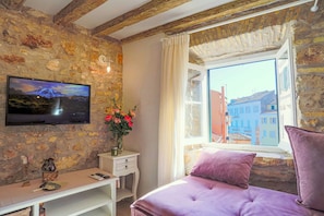 Traditional type living area with great views%2E