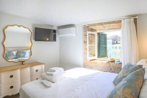 Dreamy bedroom with old city %26amp%3B sea views%2E