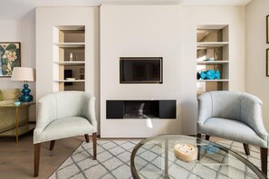 Sunny in Chelsea - Luxurious 3 Bedroom Chelsea Home (4390)