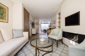 Sunny in Chelsea - Luxurious 3 Bedroom Chelsea Home (4389)